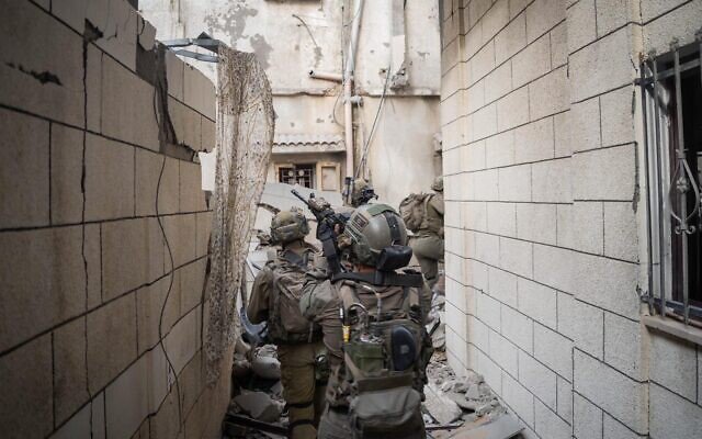 Quân đội Israel chiến đấu ở khu Shejaiya (ảnh: Times Of Israel)