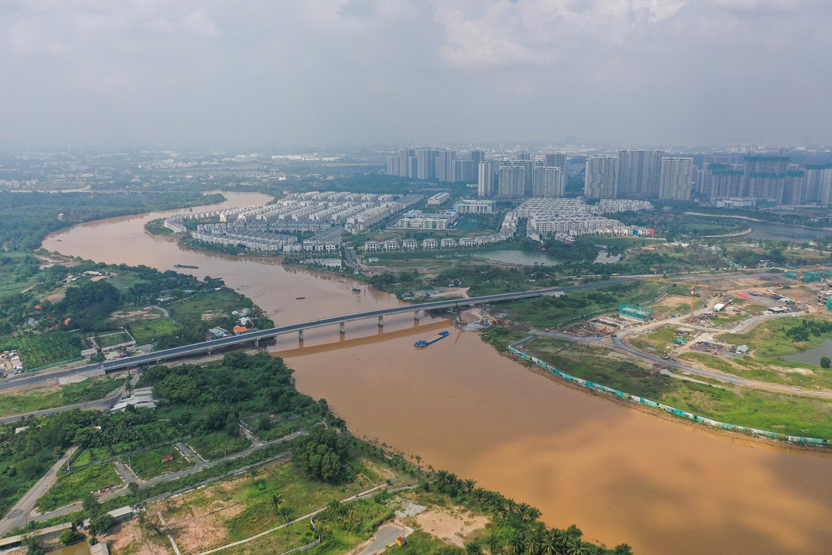 Sáng 16/12, TP.HCM tổ chức thông xe cầu Long Đại bắc qua sông Tắc - một nhánh của sông Đồng Nai, nối phường Long Bình với Long Phước, TP Thủ Đức sau 6 năm triển khai thi công.