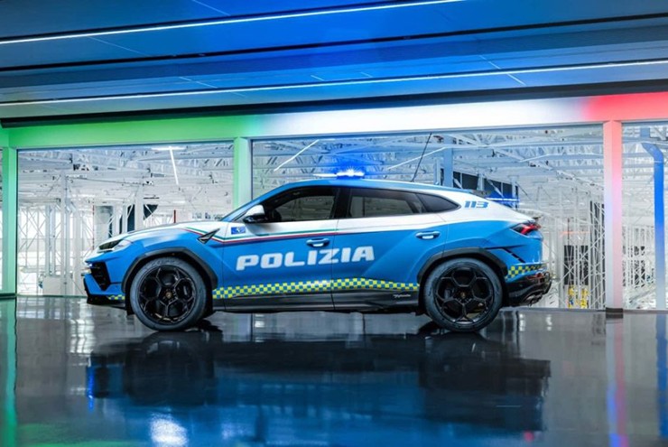 Cảnh sát Ý tiếp nhận siêu SUV Lamborghini Urus - 1