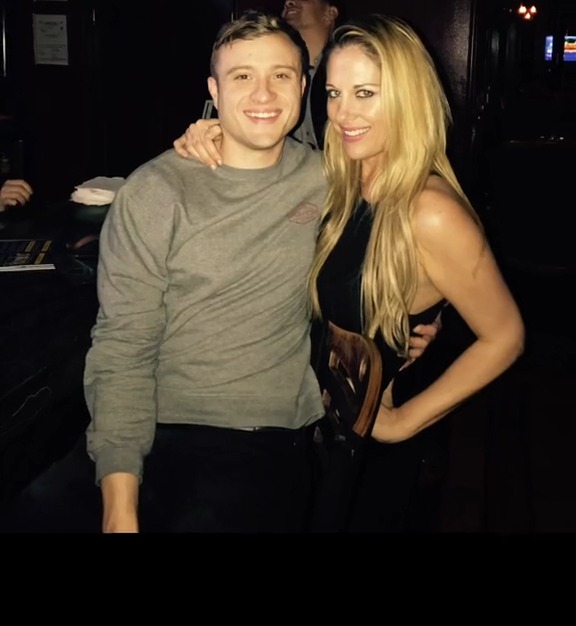 Cặp đôi hẹn hò 6 năm trước khi kết hôn.