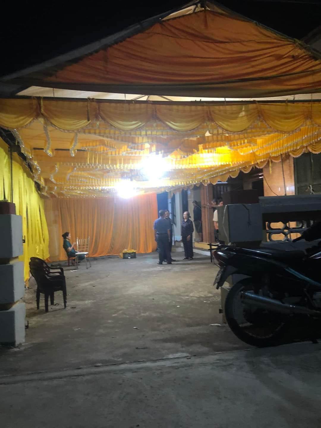 Rạp đám cưới được thay thế bằng rạp đám tang. Ảnh A.C.