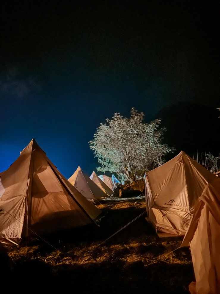 Camping ở núi Mắt Thần, trải nghiệm đốt lửa trại...