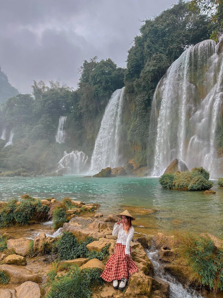 Du khách hòa mình vào thiên nhiên ở Cao Bằng.