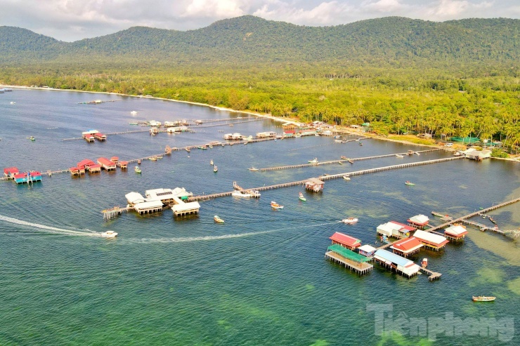 Kiên Giang cũng có hàng chục ngọn núi, phân bố nhiều tại Hà Tiên, Phú Quốc, Kiên Hải, Kiên Lương và Hòn Đất. Điểm đặc biệt là vùng đất có vị thế nằm sát biển, tạo khung cảnh biển đảo kết hợp đồi núi tươi đẹp hút hồn du khách. Ảnh: Phương Vũ.