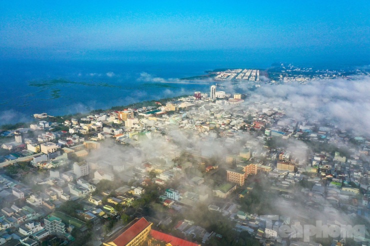 Theo quy hoạch, giai đoạn sau năm 2030, tỉnh sẽ thành lập Khu kinh tế ven biển Rạch Giá là khu kinh tế tổng hợp, đa ngành; trọng tâm phát triển về thương mại, dịch vụ, logistics cảng biển, đô thị - dịch vụ - du lịch, công nghiệp ven biển, nuôi trồng và khai thác thủy hải sản, năng lượng tái tạo và các ngành kinh tế biển mới, nhằm phát huy tổng hợp tiềm năng, lợi thế của đô thị tổng hợp - chuyên ngành, trung tâm đầu mối về thuỷ sản và cảng hàng không Rạch Giá. Ảnh: Phương Vũ.