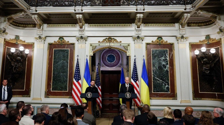 Tổng thống Ukraine Volodymyr Zelensky (trái) và người đồng cấp Mỹ Joe Biden trong cuộc họp báo ở Nhà Trắng ngày 12-12. Ảnh: GETTY IMAGES