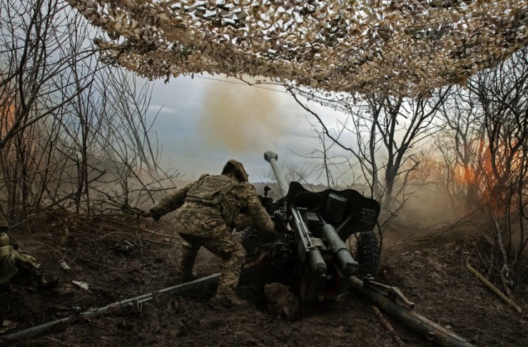 Lính Ukraine ở chiến trường tỉnh Donetsk vào tháng trước. Ảnh: THE NEW YORK TIMES