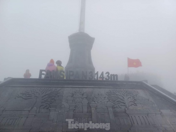 Trên đỉnh Fansipan chiều 17/12, nhiệt độ giảm xuống chỉ 2 độ C.