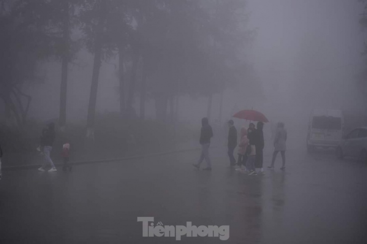 Trên các tuyến phố, các địa điểm du lịch do ảnh hưởng của không khí lạnh, sương mù dày đặc, tầm nhìn hạn chế.
