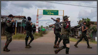 Các thành viên của lực lượng nổi dậy Myanmar. (Ảnh: Reuters)