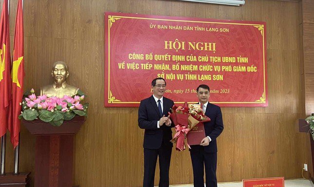 Ông Hoàng Anh Tuấn (bìa phải) nhận Quyết định và hoa chúc mừng của lãnh đạo UBND tỉnh Lạng Sơn. Ảnh: Duy Chiến