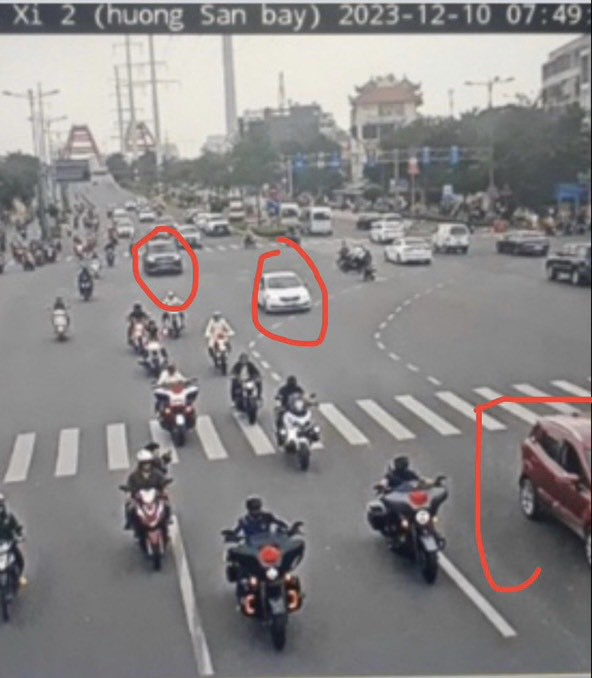 Nhóm mô tô Harley chạy trên đường Phạm Văn Đồng, quận Bình Thạnh. Công an đã tìm những ô tô trên đường để có thông tin về nhóm này.