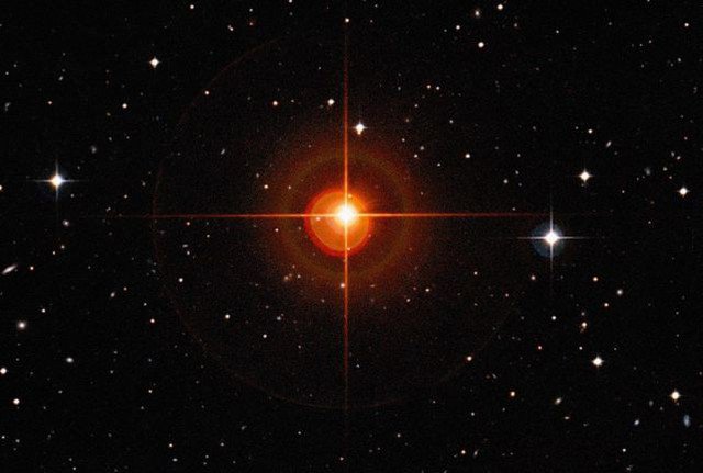 Một ngôi sao khổng lồ đỏ là dạng sao "hấp hối" có thể ẩn chứa lỗ đen ký sinh - Ảnh: ESO