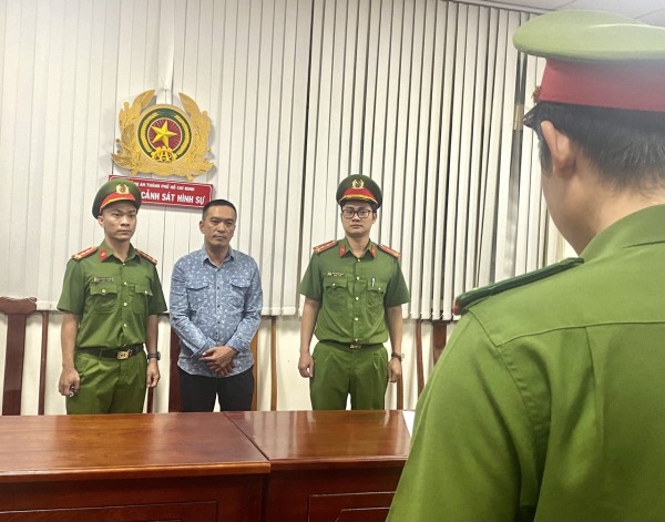 Tống đạt các quyết định tố tụng đối với Nguyễn Phương Bình.