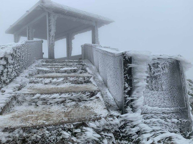 Không khí lạnh đã khiến nhiệt độ trên đỉnh Mẫu Sơn (Lạng Sơn) xuống 1,2 độ C