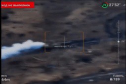 Khoảnh khắc xe tăng T-80BVM bị loạt UAV FPV liên tiếp lao tới tấn công ở Ukraine và kết cục bất ngờ