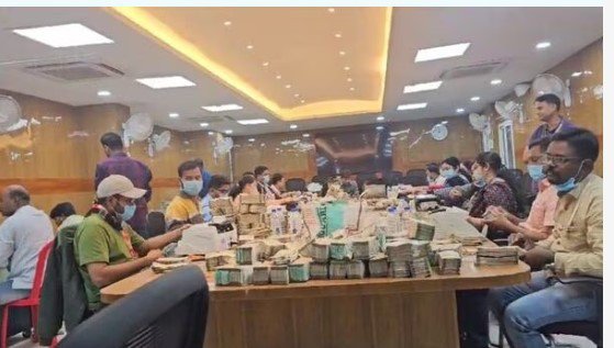 Gần 44 triệu USD bị thu giữ trong chiến dịch lục soát các cơ sở có liên quan đến Thượng nghị sĩ Dhiraj Sahu kéo suốt 9 ngày