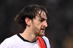 Đội trưởng Luton Town đột quỵ trên sân như Eriksen, tình hình sức khỏe ra sao?