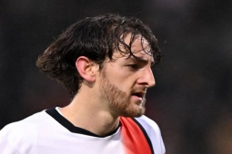 Bóng đá - Đội trưởng Luton Town đột quỵ trên sân như Eriksen, tình hình sức khỏe ra sao?