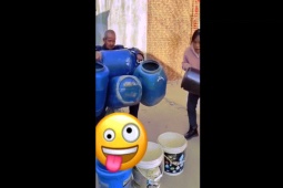 Clip hài hước - Con gái tính toán như thần khiến cha già cạn lời