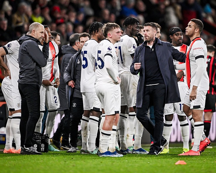 HLV Rob Edwards trấn an các cầu thủ Luton Town trong lúc Lockyer được chăm sóc