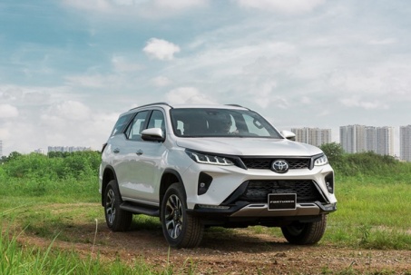 Giá xe Toyota Fortuner lăn bánh tháng 12/2023, giảm 50% LPTB
