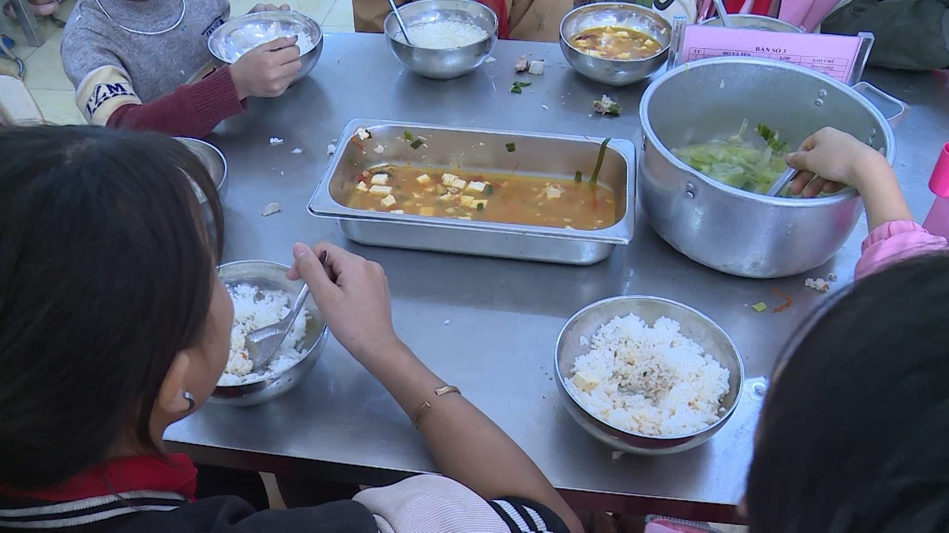 Bữa ăn của học sinh tại Trường Phổ thông Dân tộc bán trú Tiểu học Hoàng Thu Phố 1. Ảnh: T.S
