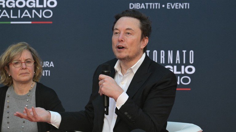 Tỷ phú Elon Musk phát biểu tại một sự kiện ở Italia hôm 16/12.