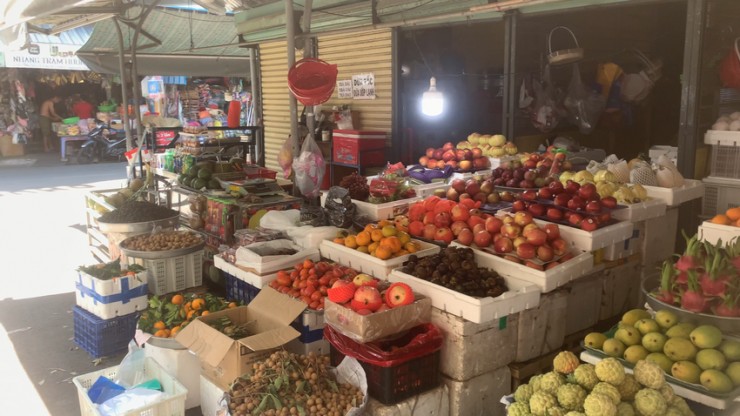 Sạp trái cây tại chợ đầu mối nông sản thực phẩm Hóc Môn chỉ có một khay hồng nhỏ. Ảnh: CH