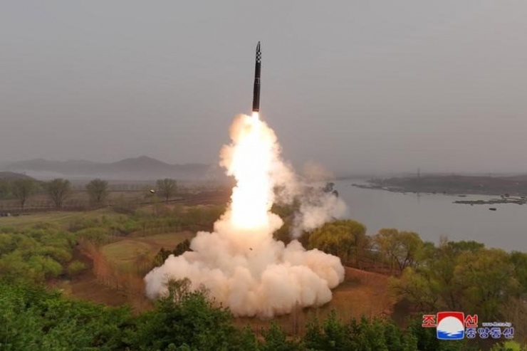 Vụ phóng tên lửa đạn đạo liên lục địa (ICBM) của Triều Tiên hồi tháng 4. Ảnh: KCNA