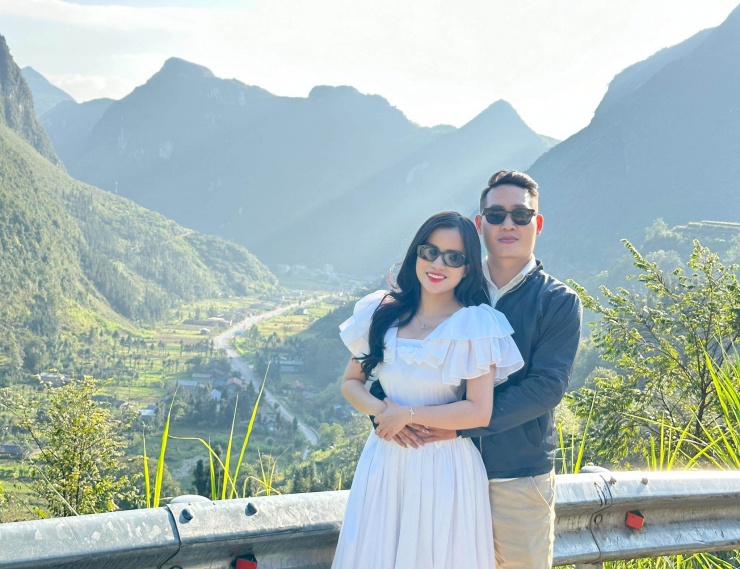 Đôi bạn trẻ cùng nhau đi du lịch Hà Giang.