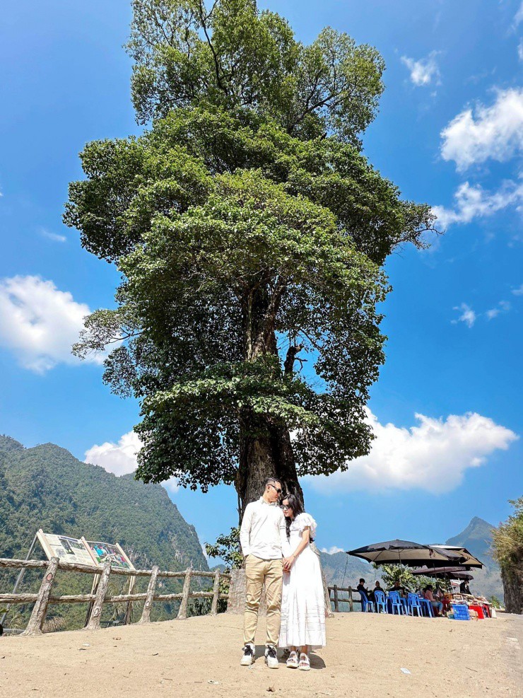 Các du khách đến địa điểm nổi tiếng ở Hà Giang.