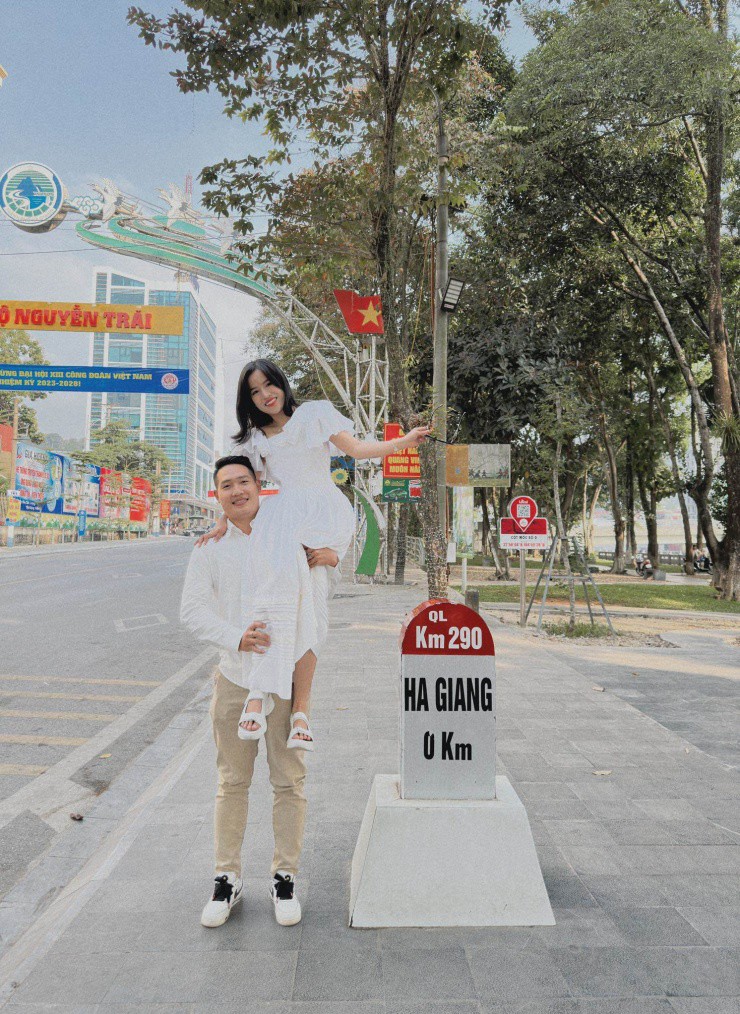 Du khách check-in cột mốc Km0.