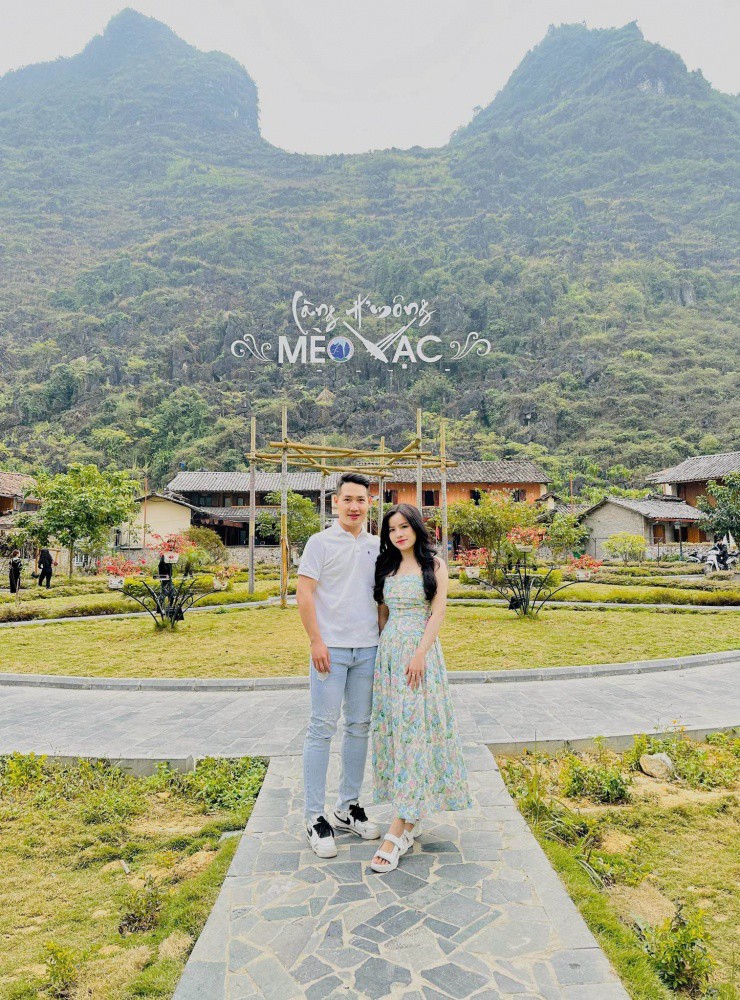 Làng H’Mông Mèo Vạc chào đón hai du khách.