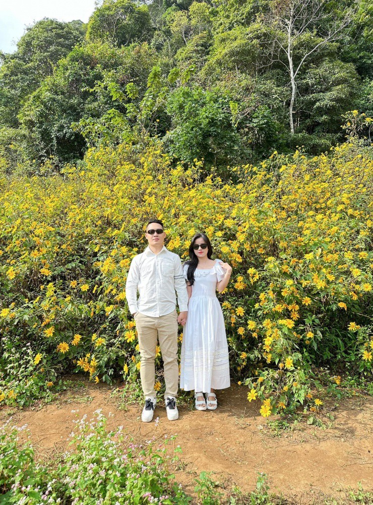 Hai bạn trẻ chụp được nhiều tấm ảnh ưng ý khi có chuyến du lịch đi đến mảnh đất “đá nở hoa”.