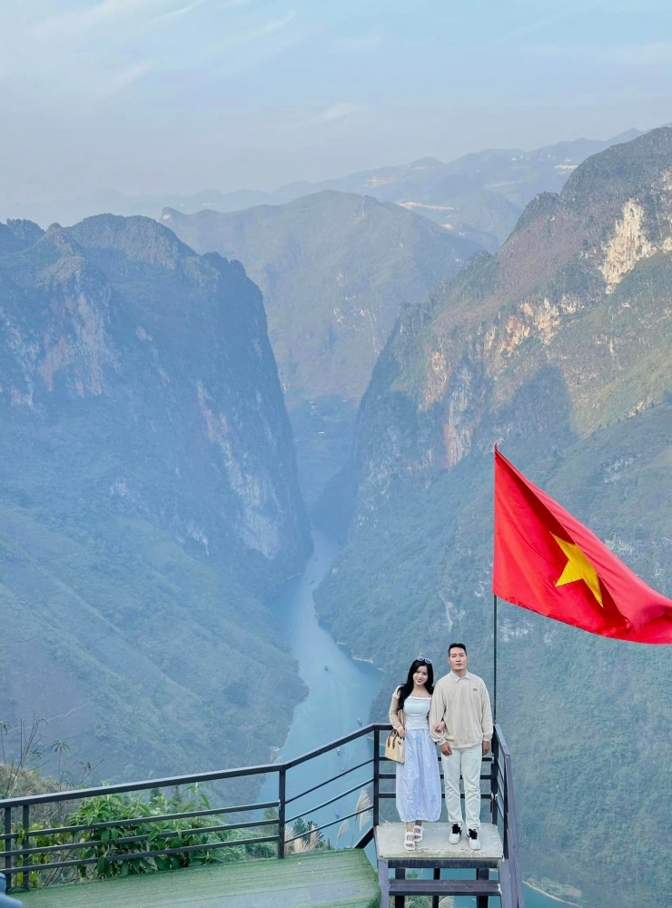 Đất nước Việt Nam có nhiều cảnh đẹp đắm say lòng người.