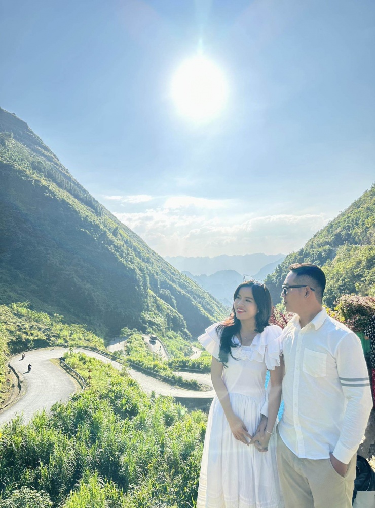 Hai bạn trẻ du ngoạn trên các cung đường Hà Giang.