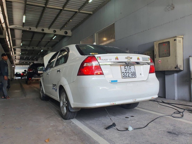 Đây là hình ảnh một xe ô tô đang kiểm tra khí thải tại một Trung tâm Đăng kiểm. Ảnh: TN