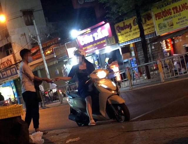 Nhận tiền từ nhà hảo tâm. Ảnh: LÊ VĨNH