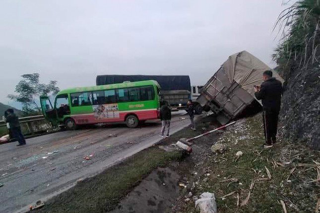 Toàn cảnh vụ va chạm liên hoàn khiến 5 phương tiện bị hư hỏng.