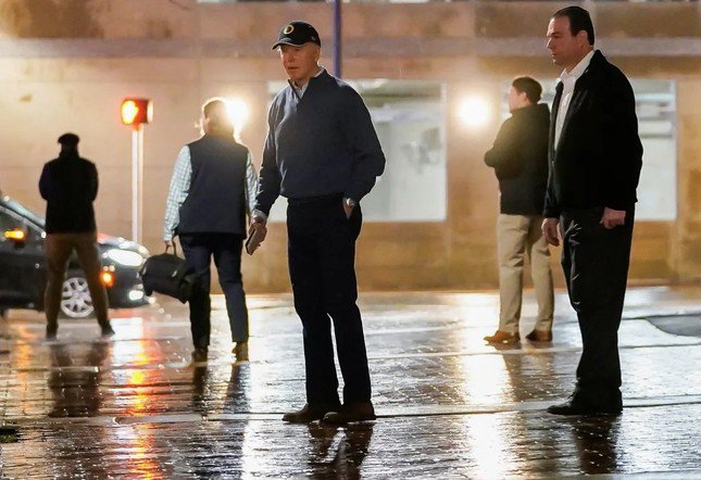 Tổng thống Mỹ Joe Biden ở hiện trường vụ va chạm xe. (Ảnh: Reuters)