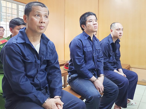 Lê Thanh Hùng, Huỳnh Văn Thông và Hồ Hoàng Nam tại phiên tòa.
