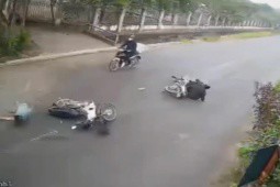 Clip: 2 tài xế xe máy gặp tai họa vì kiểu chạy xe như chốn không người