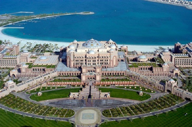 Được mệnh danh là khách sạn 8 sao ấn tượng và đắt đỏ nhất hành tinh, Emirates Palace tọa lạc tại thủ đô Abu Dhabi thuộc Các tiểu vương quốc Ả Rập (UAE).
