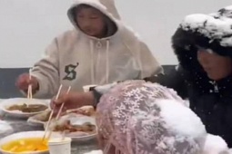 Bạn trẻ - Cuộc sống - Khách ngồi ăn trong bữa tiệc đầy tuyết gây xôn xao