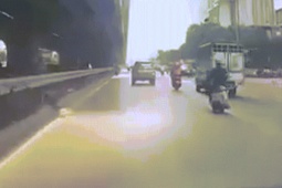 Tin tức trong ngày - Truy tìm tài xế xe tải tông 2 người đi xe máy rồi bỏ chạy