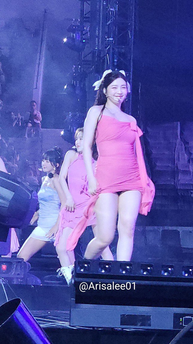 Joy liên tục kéo váy để tránh hớ hênh trong suốt màn biểu diễn.