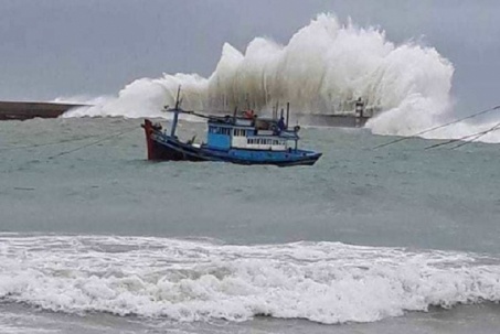 Diễn biến mới nhất của bão Jelawat đang hoạt động gần Biển Đông