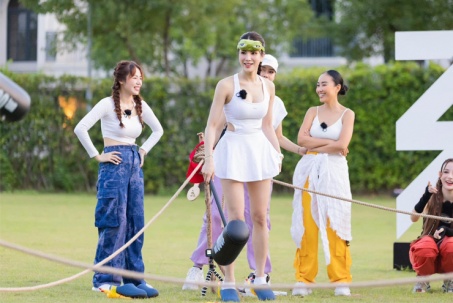 Thi hội thao, Diệp Lâm Anh "áp đảo" dàn chị đẹp với set váy tennis ngắn siêu gợi cảm