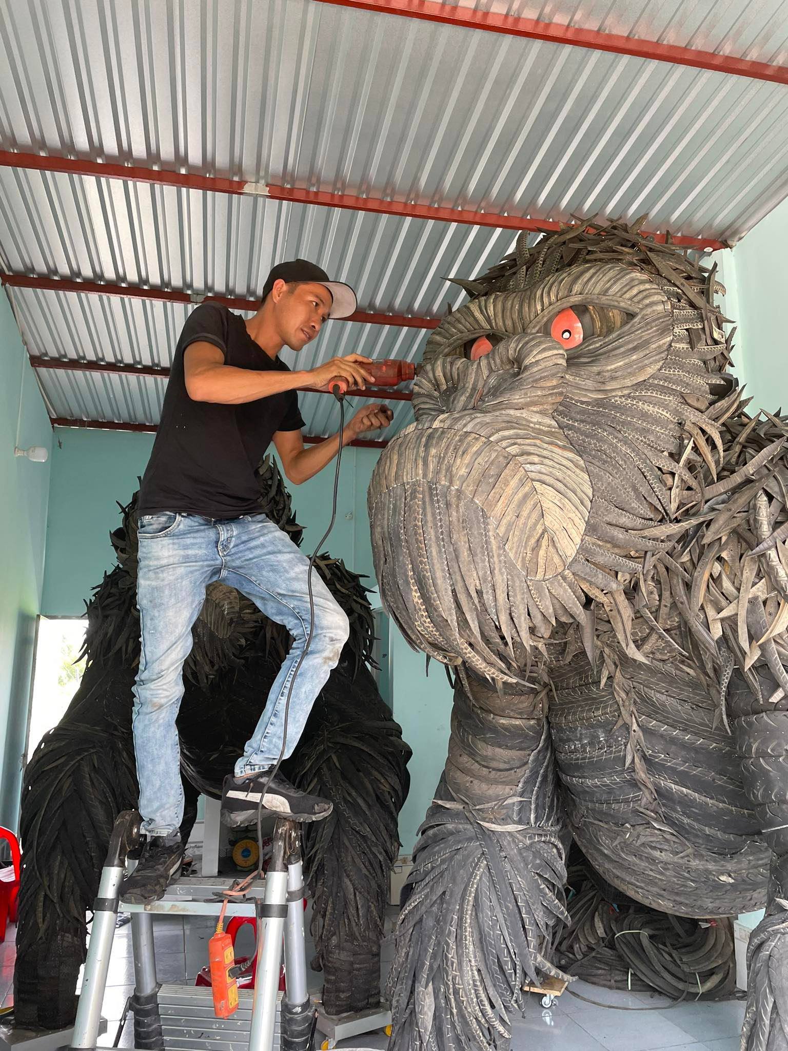 Mô hình King Kong được anh Thành Triệu làm từ lốp xe cũ.